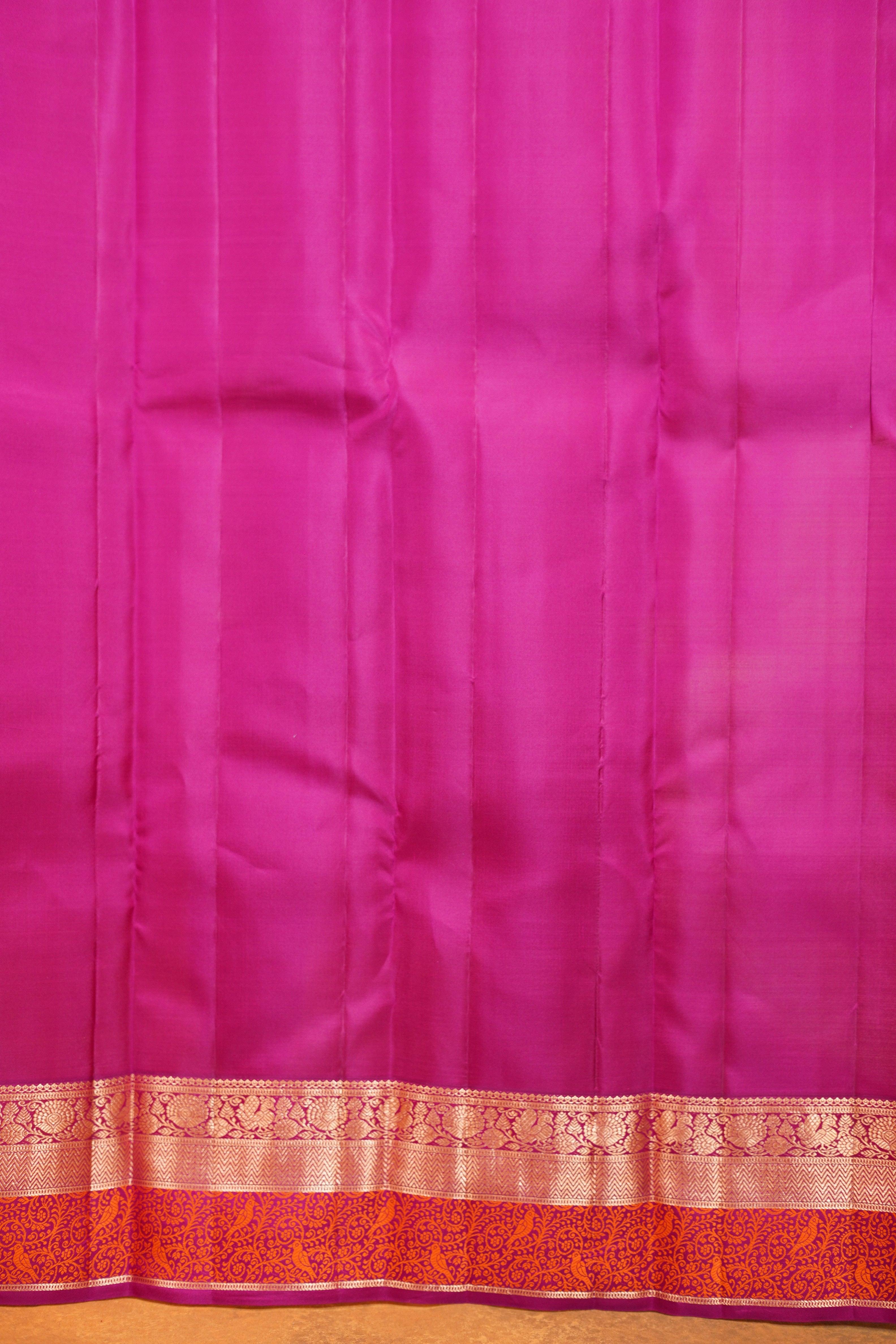 ಬಹುಬಣ್ಣದ ಚೆಕ್‌ಗಳು ಮತ್ತು ನೇರಳೆ ಚಿನ್ನದ ಜರಿ ಅಂಚು ಹೊಂದಿರುವ ಶುದ್ಧ ಕಾಂಜೀವರಂ ರೇಷ್ಮೆ ಸೀರೆ